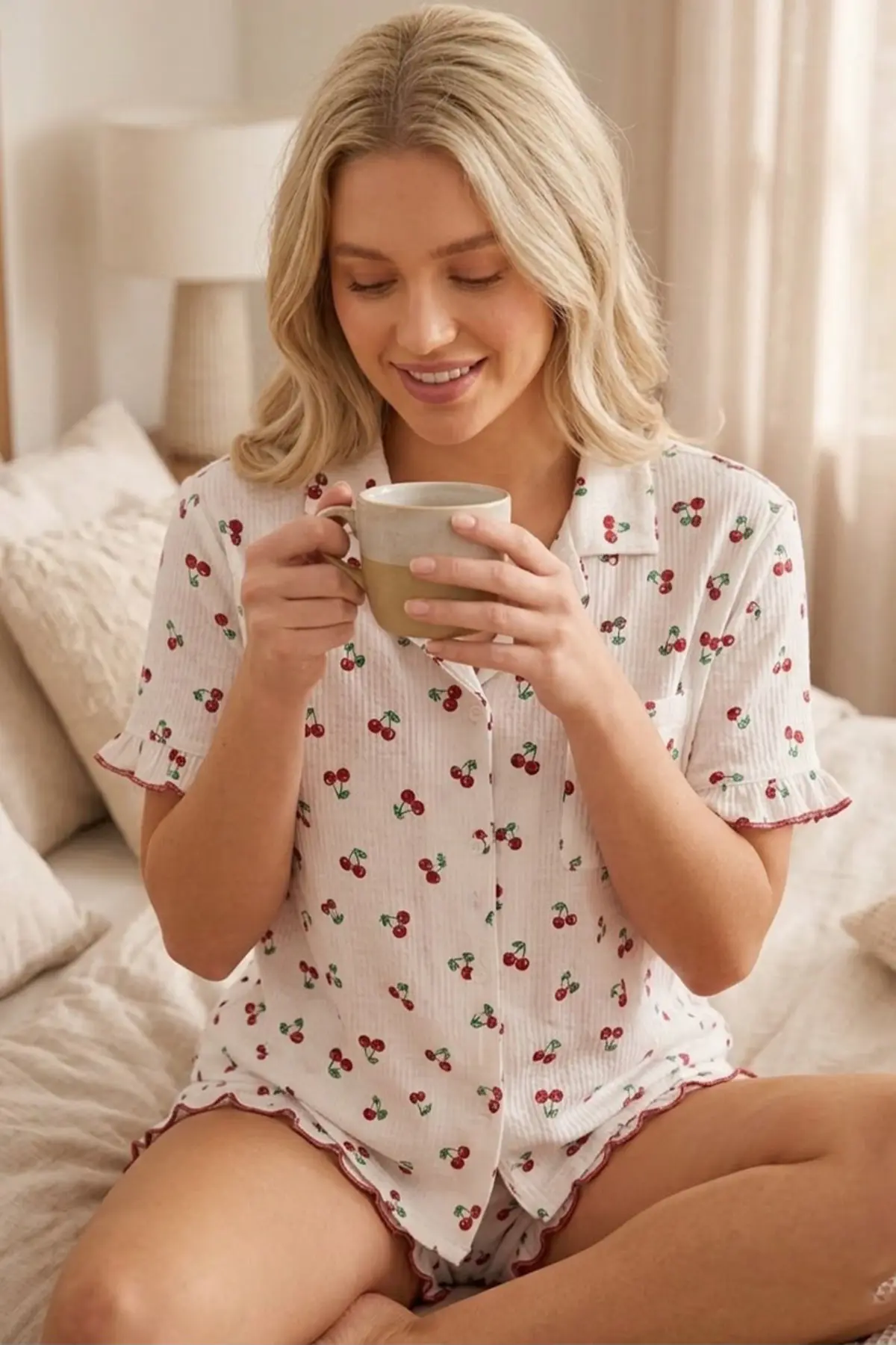 Bürümcük Kumaş Kiraz Desenli Fırfırlı Şortlu Pijama Takımı 4630-Beyaz