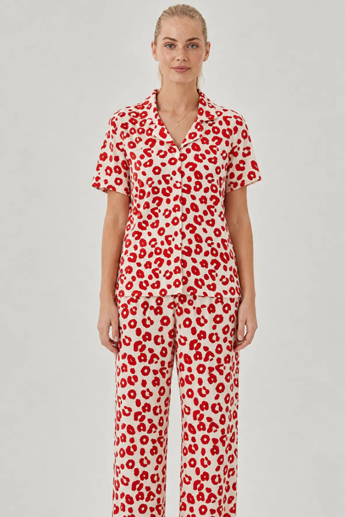 Kırmızı Leopar Desenli Bürümcük Kumaş Pijama Takımı 4644-Beyaz