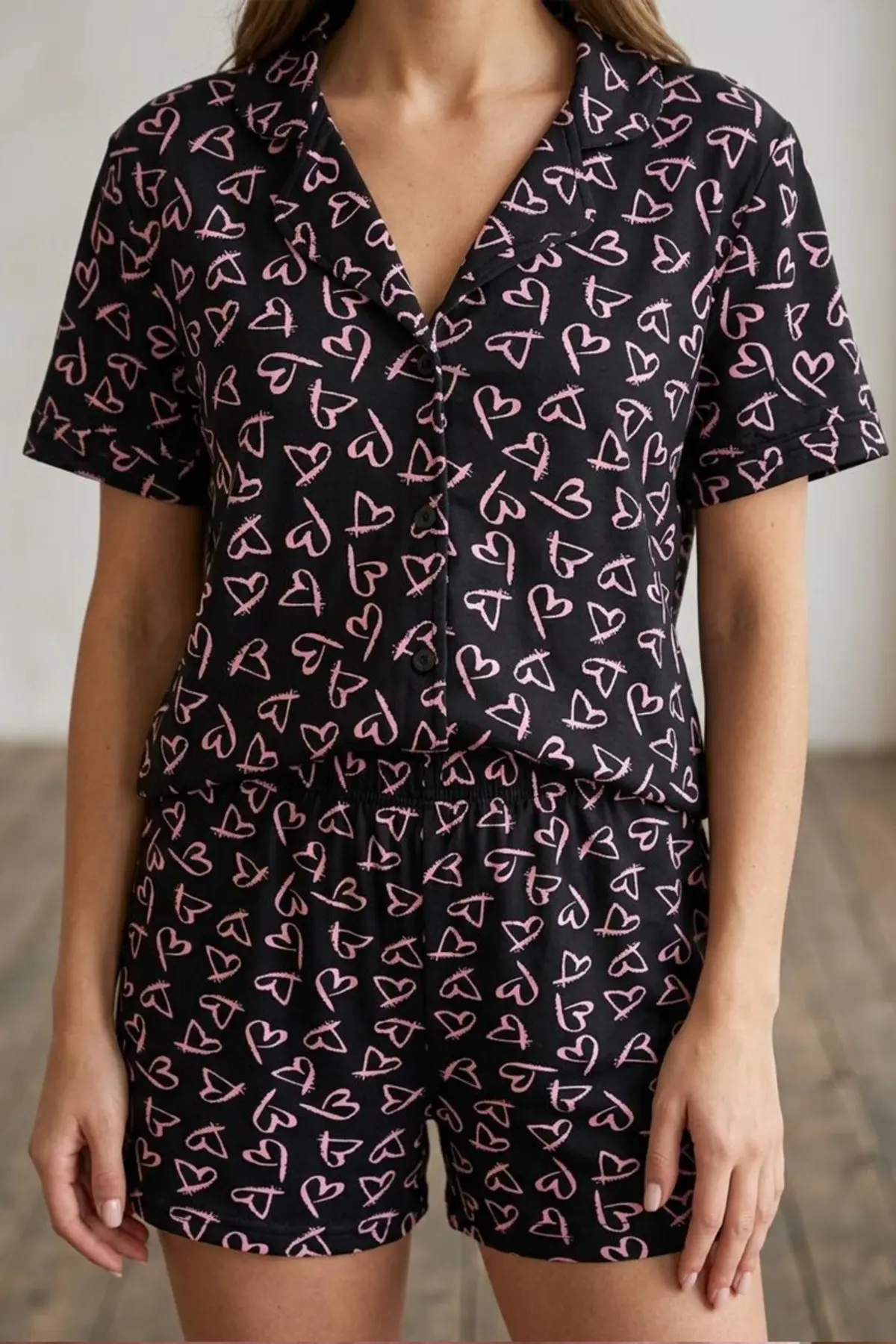 Pembe Kalp Desenli Düğmeli Şortlu Pijama Takımı 4608 -Siyah