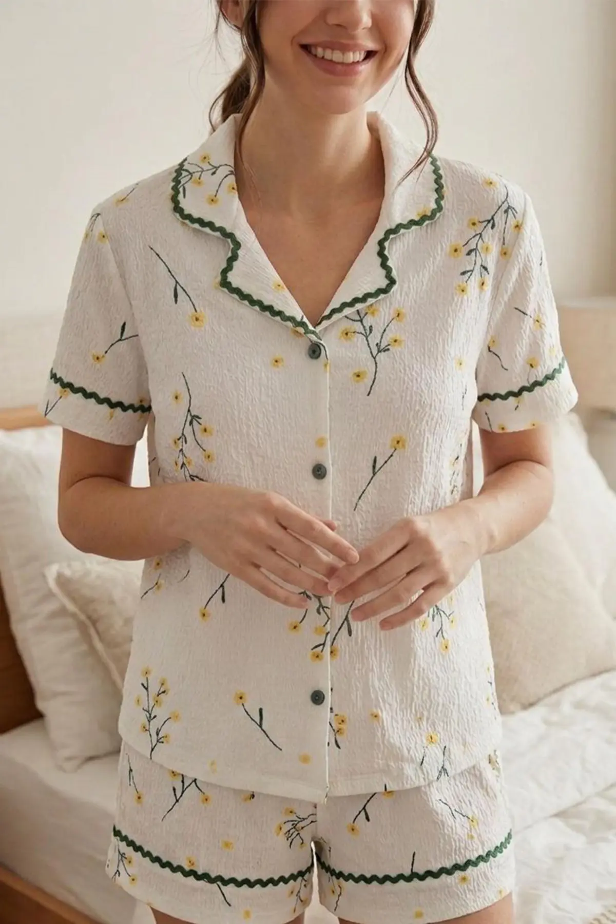 Su Yolu Desenli Beyaz Çiçek Baskılı Şortlu Pijama Takımı 4585
